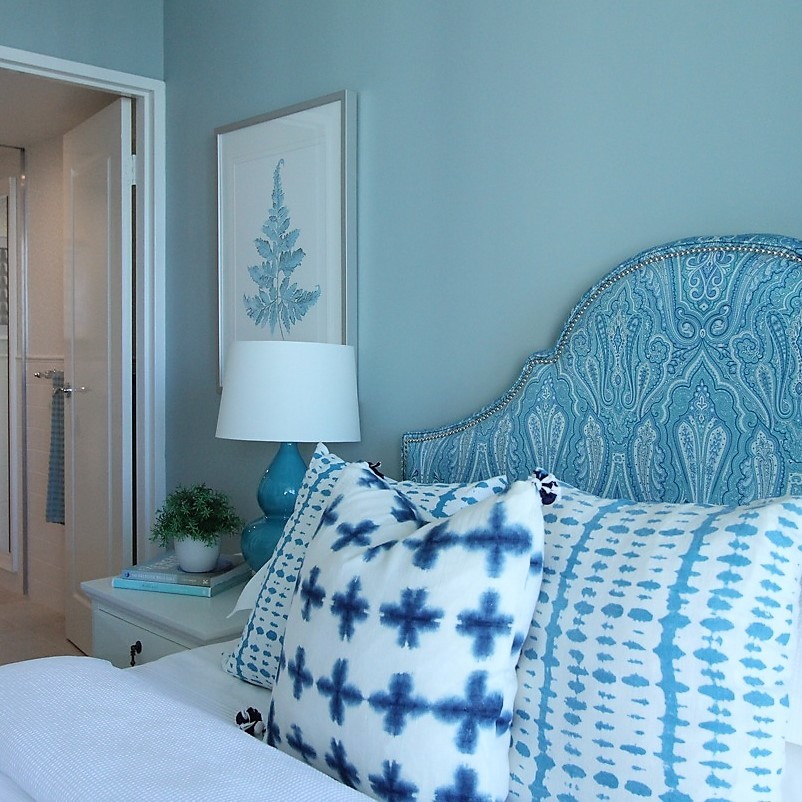 Стильный дизайн: гостевая спальня среднего размера, (комната для гостей) в стиле неоклассика (современная классика) - последний тренд