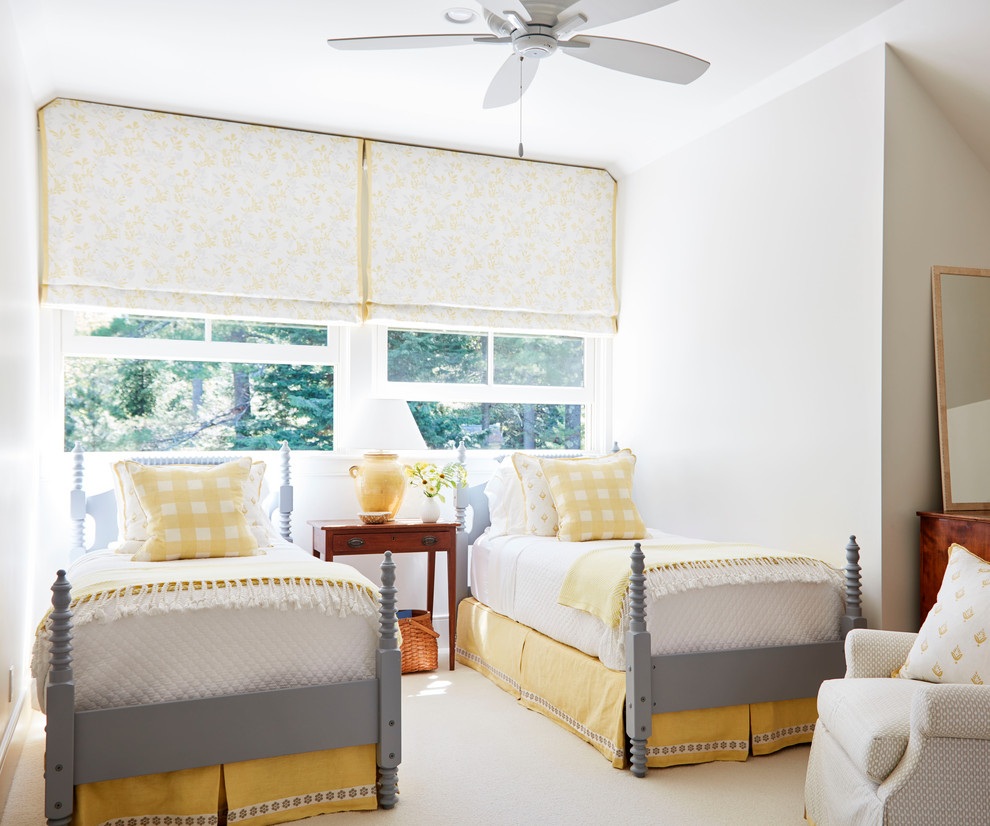 Modelo de habitación de invitados costera de tamaño medio con paredes blancas, moqueta y suelo beige