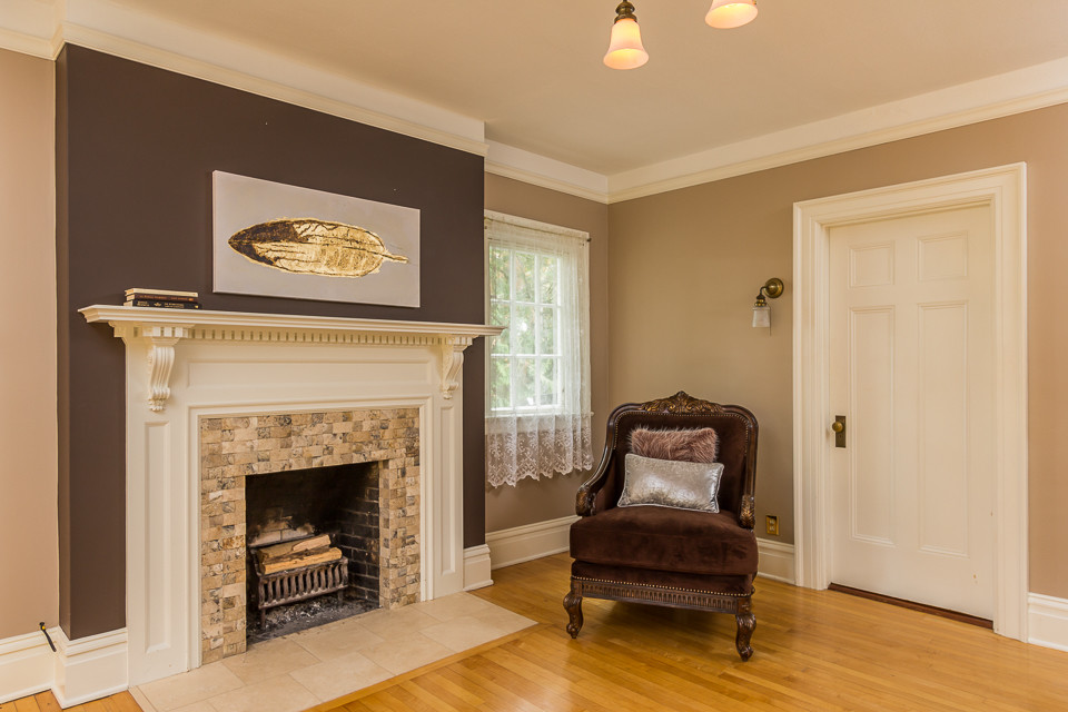 Exemple d'une chambre craftsman avec une cheminée standard et un manteau de cheminée en brique.
