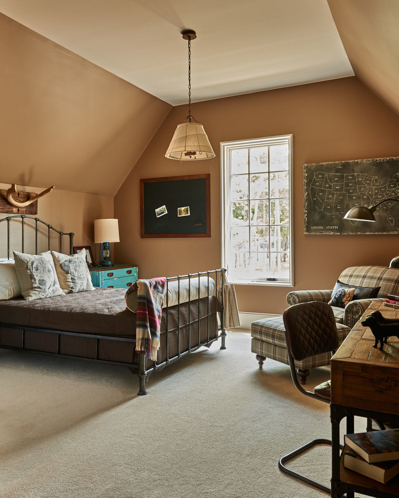 Diseño de habitación de invitados clásica de tamaño medio con paredes marrones, moqueta y con escritorio
