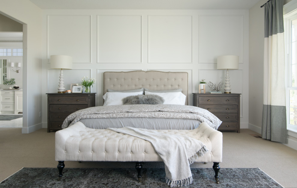 Diseño de dormitorio principal marinero con paredes blancas, moqueta y suelo beige