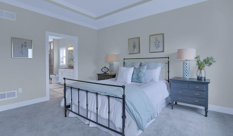 На фото: большая хозяйская спальня в классическом стиле с серыми стенами, ковровым покрытием и бежевым полом