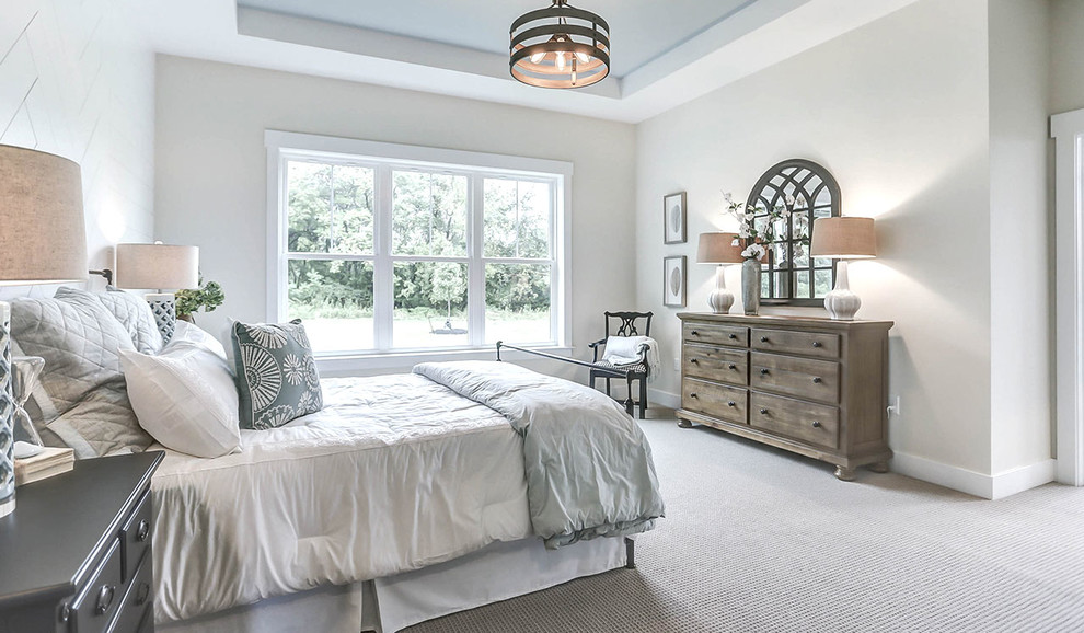 Imagen de dormitorio principal campestre extra grande con paredes grises, moqueta y suelo beige