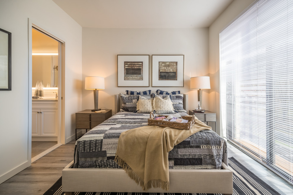 Ejemplo de dormitorio principal clásico renovado de tamaño medio con paredes beige, suelo de madera en tonos medios y suelo marrón