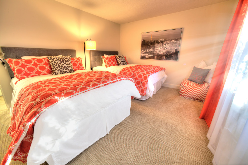 ロサンゼルスにある巨大なミッドセンチュリースタイルのおしゃれな客用寝室 (白い壁、カーペット敷き) のレイアウト