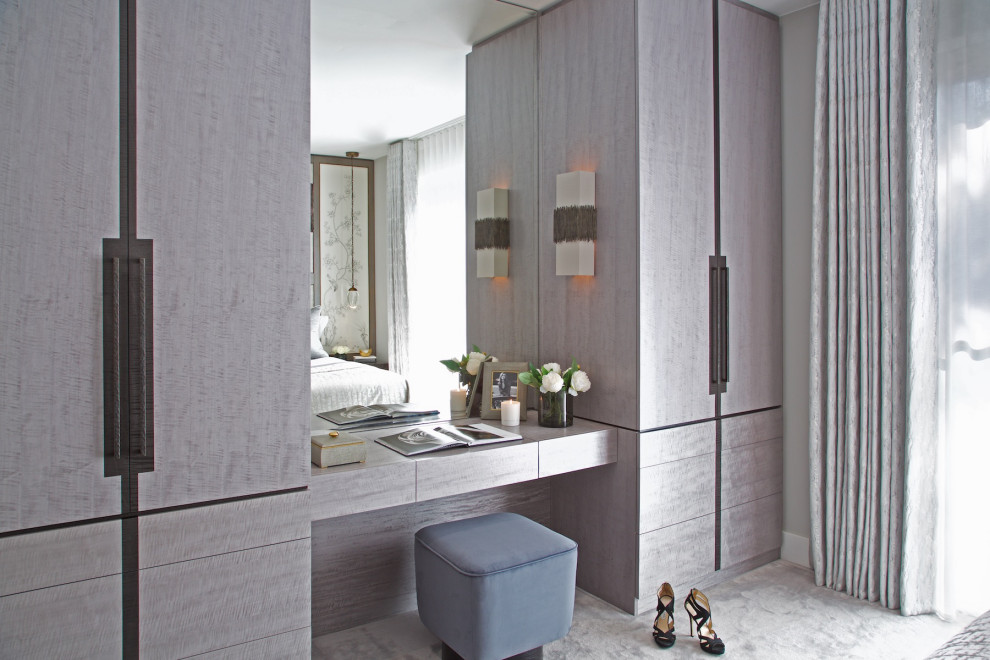 Großes Modernes Hauptschlafzimmer mit grauer Wandfarbe und türkisem Boden in London