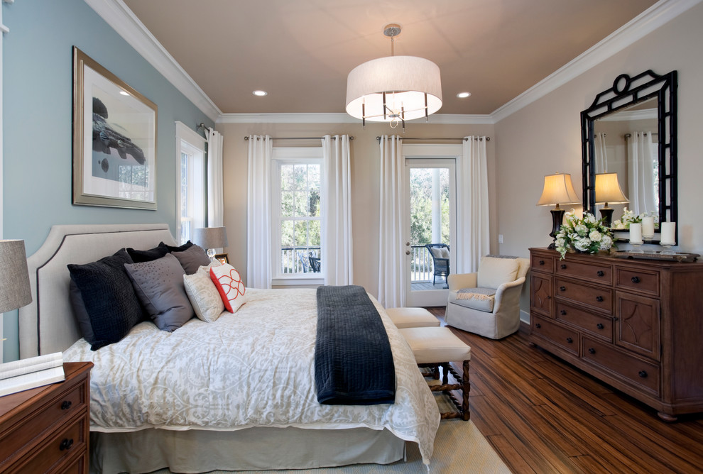 チャールストンにあるトラディショナルスタイルのおしゃれな寝室 (竹フローリング、青い壁)
