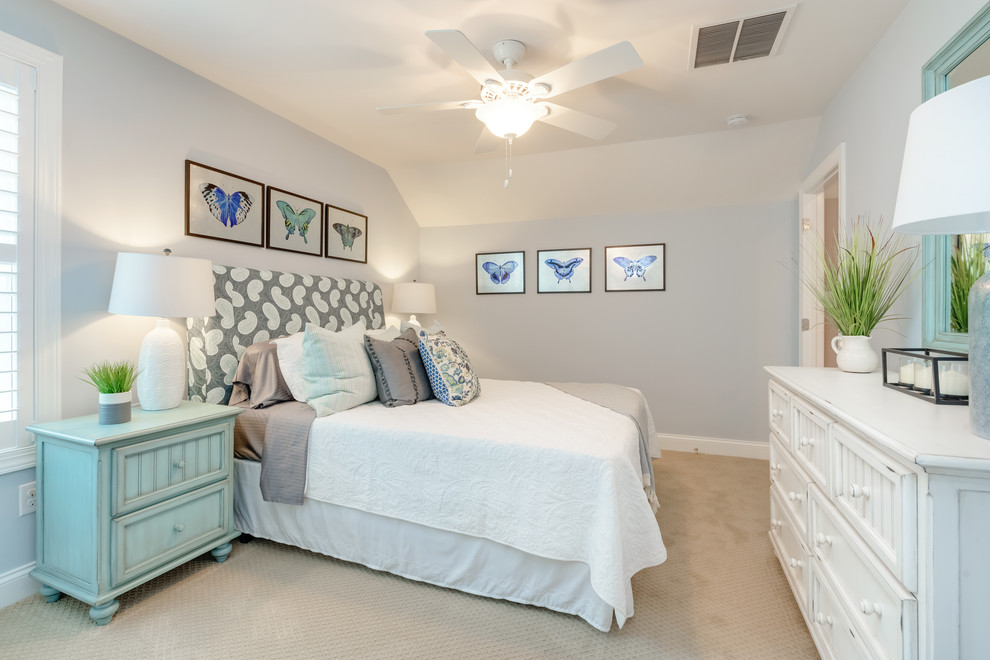 Стильный дизайн: гостевая спальня среднего размера, (комната для гостей) в стиле шебби-шик с серыми стенами, ковровым покрытием и бежевым полом - последний тренд