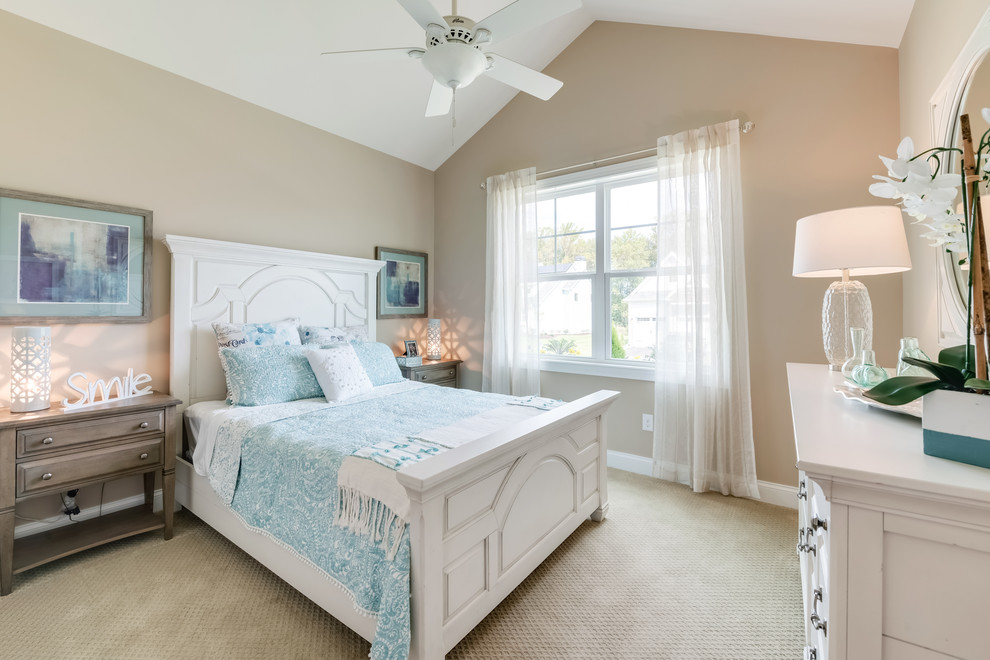 Foto de habitación de invitados romántica de tamaño medio con paredes beige, moqueta y suelo beige