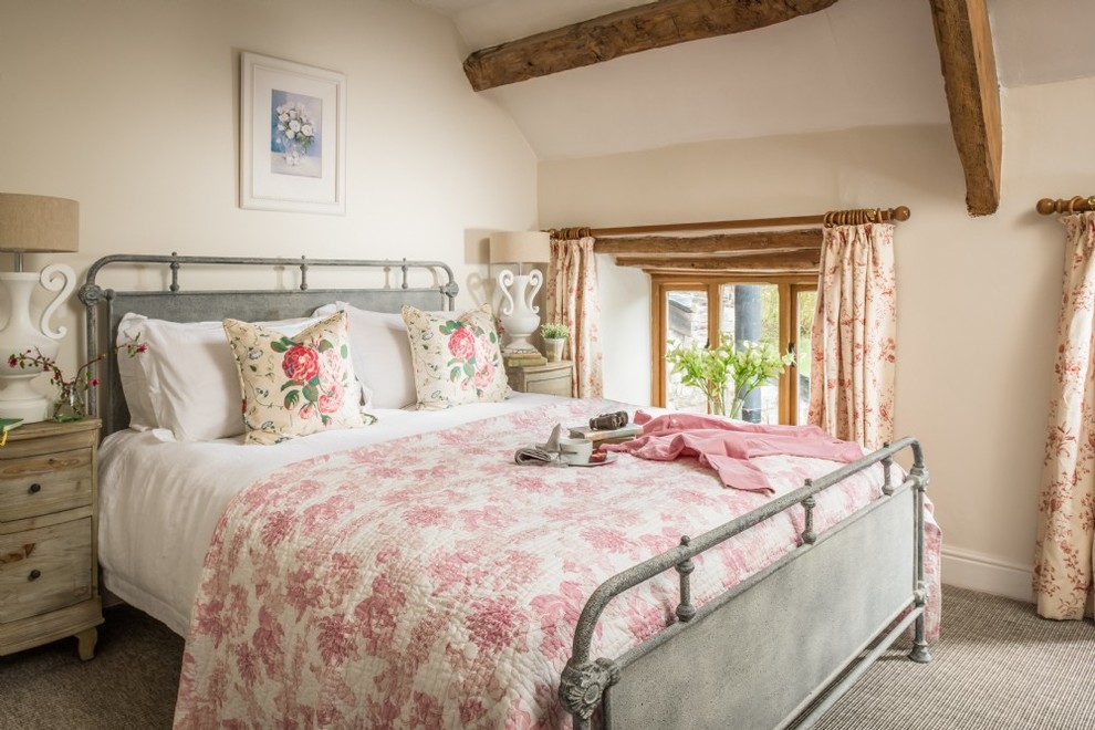 Cette photo montre une chambre avec moquette grise et rose romantique de taille moyenne avec un mur blanc et un sol gris.