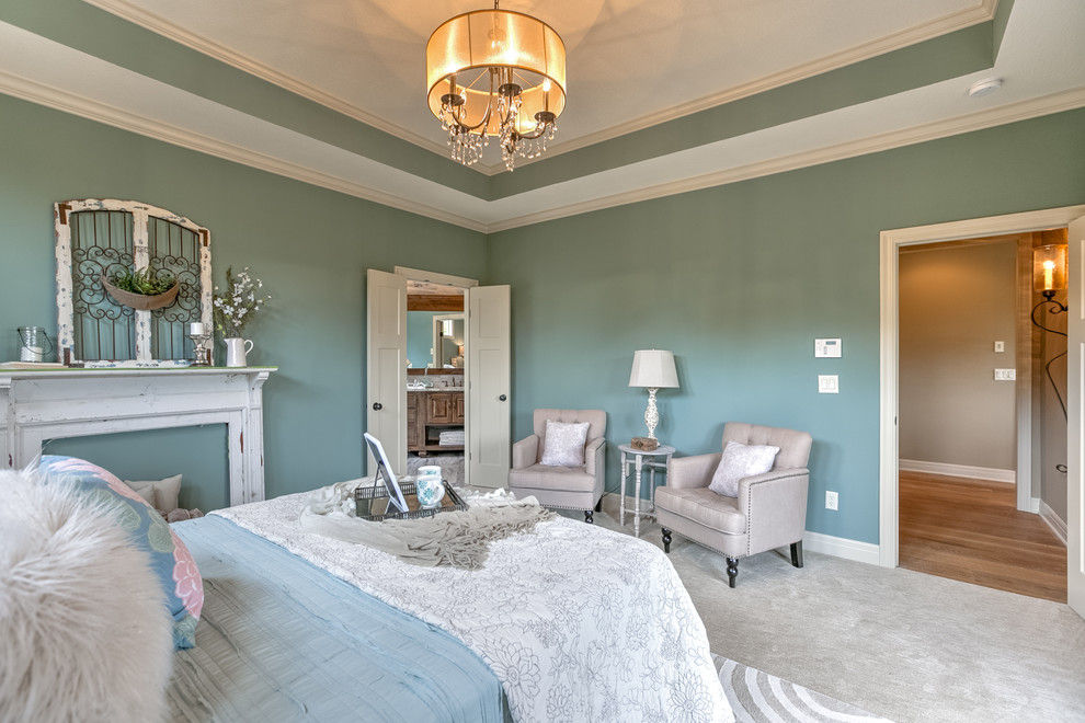 Источник вдохновения для домашнего уюта: большая хозяйская спальня в классическом стиле с зелеными стенами, ковровым покрытием и белым полом