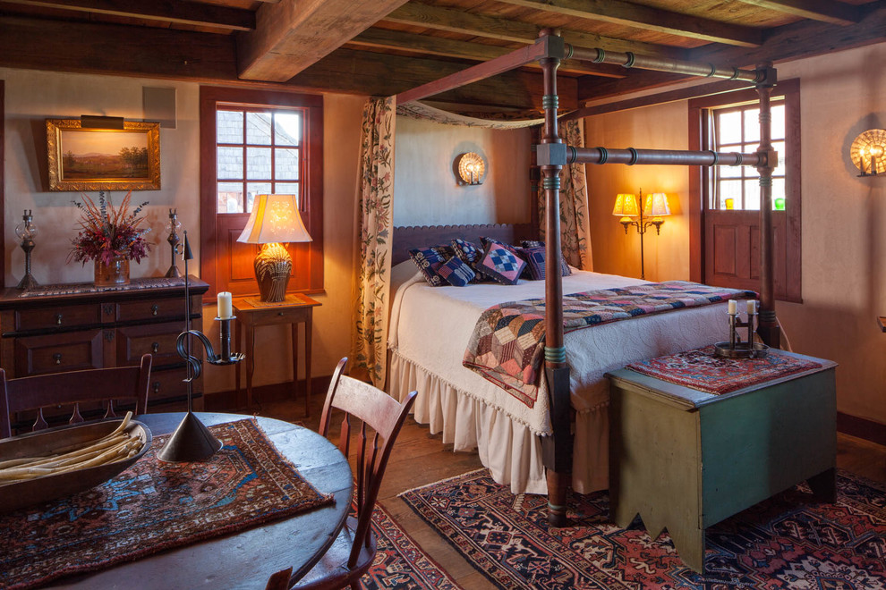 Ejemplo de dormitorio de estilo de casa de campo con paredes beige y suelo de madera oscura