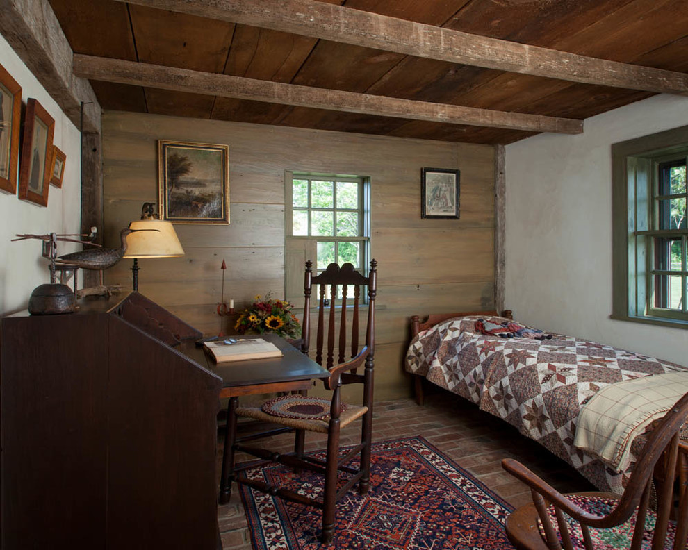 ボストンにある小さなカントリー風のおしゃれな寝室 (レンガの床、暖炉なし、グレーの壁)