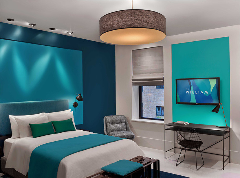 Пример оригинального дизайна: хозяйская спальня среднего размера в современном стиле с синими стенами