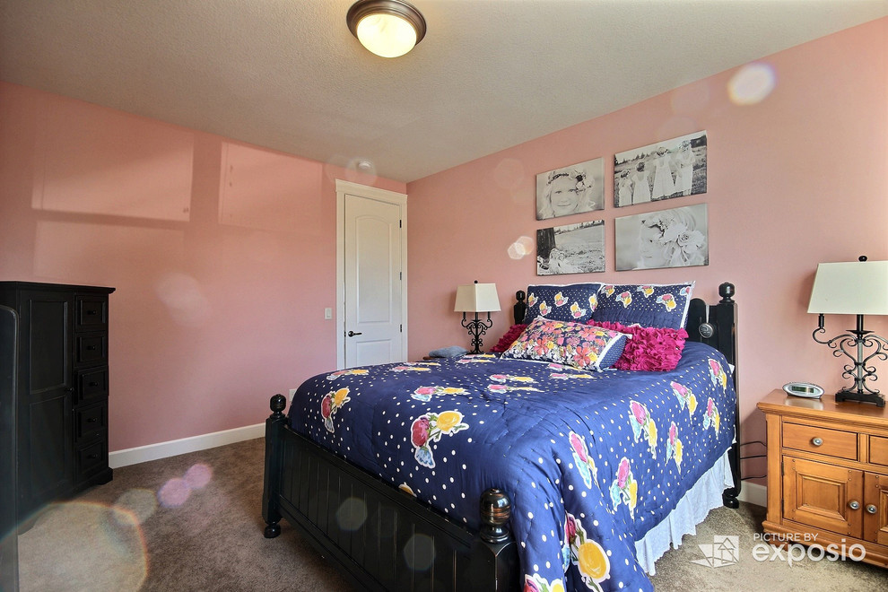 Свежая идея для дизайна: большая гостевая спальня (комната для гостей): освещение в стиле неоклассика (современная классика) с розовыми стенами и ковровым покрытием - отличное фото интерьера