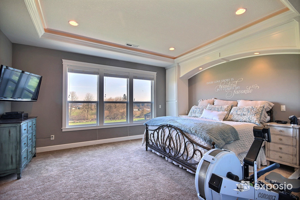 Источник вдохновения для домашнего уюта: большая хозяйская спальня в стиле неоклассика (современная классика) с серыми стенами и ковровым покрытием