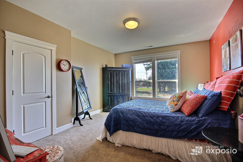 Идея дизайна: большая гостевая спальня (комната для гостей): освещение в стиле неоклассика (современная классика) с розовыми стенами и ковровым покрытием