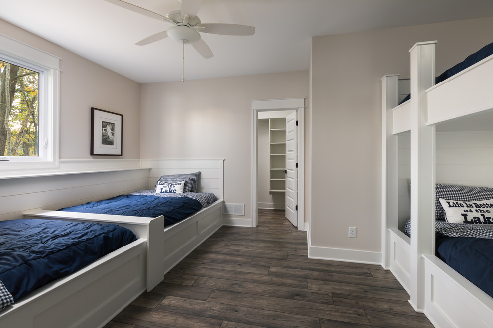 Ejemplo de habitación de invitados marinera de tamaño medio con paredes beige y suelo marrón