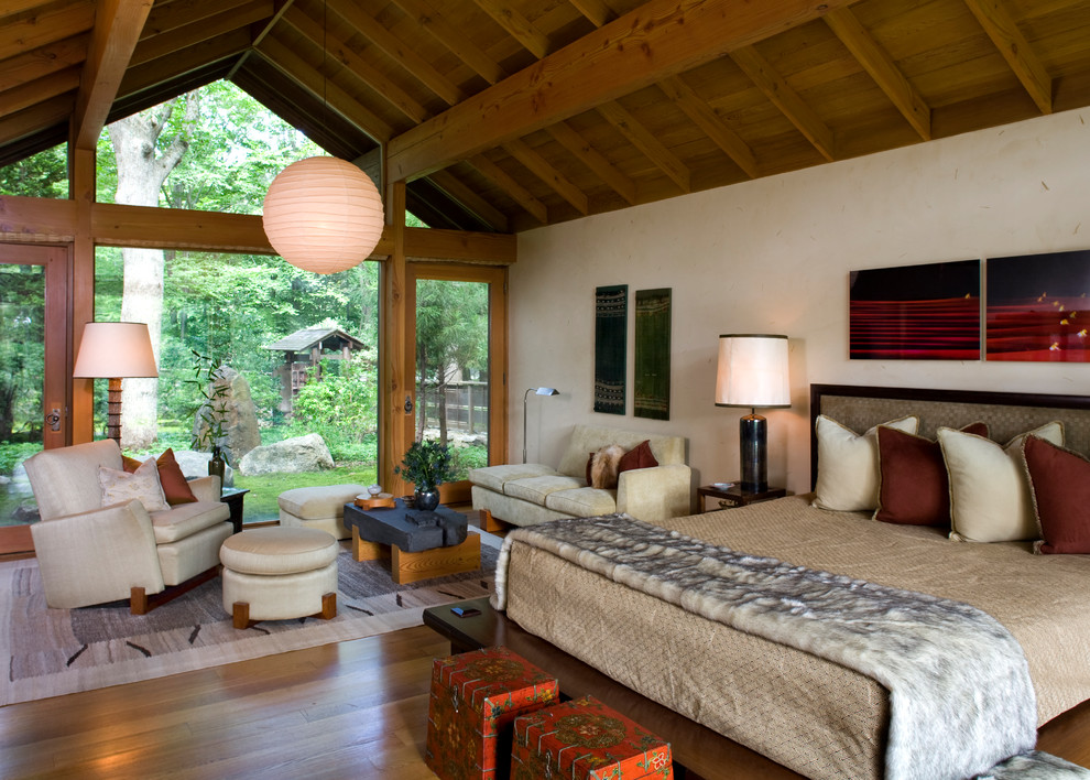 Diseño de dormitorio principal de estilo zen grande con paredes blancas, suelo de madera oscura y suelo marrón