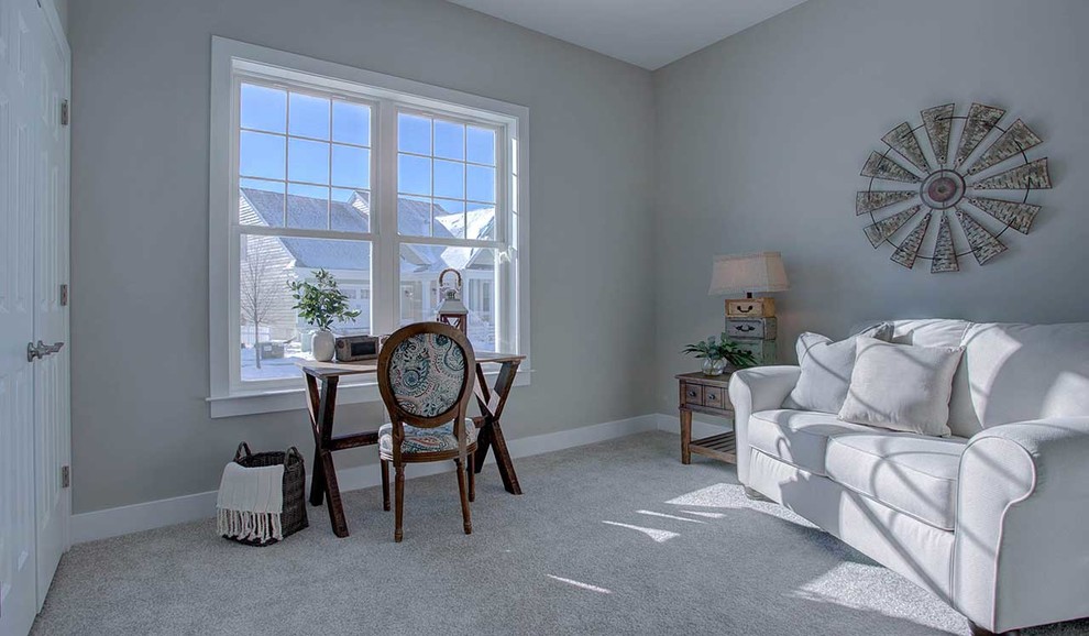 Immagine di una grande camera degli ospiti american style con pareti grigie, moquette e pavimento beige