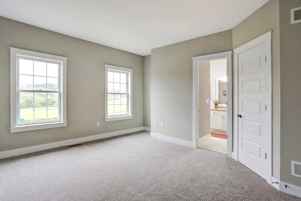 Foto de habitación de invitados campestre grande sin chimenea con paredes beige, moqueta y suelo beige