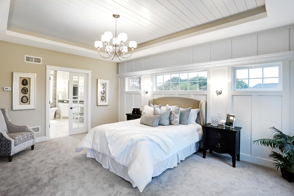 Ejemplo de dormitorio principal de estilo de casa de campo grande sin chimenea con paredes beige, moqueta y suelo beige