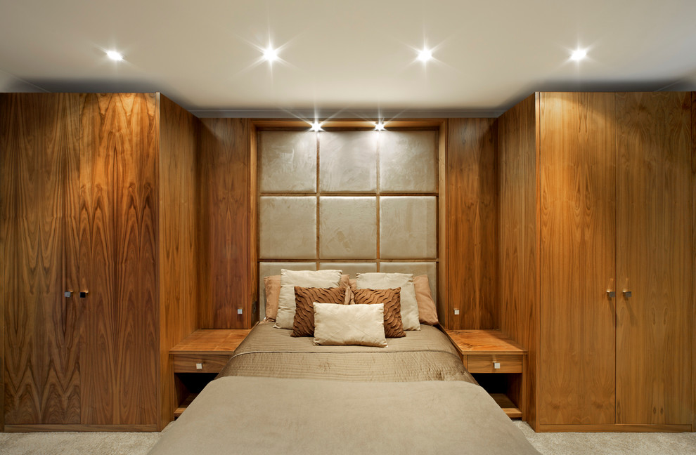 Exemple d'une chambre avec moquette tendance de taille moyenne avec un mur blanc et aucune cheminée.