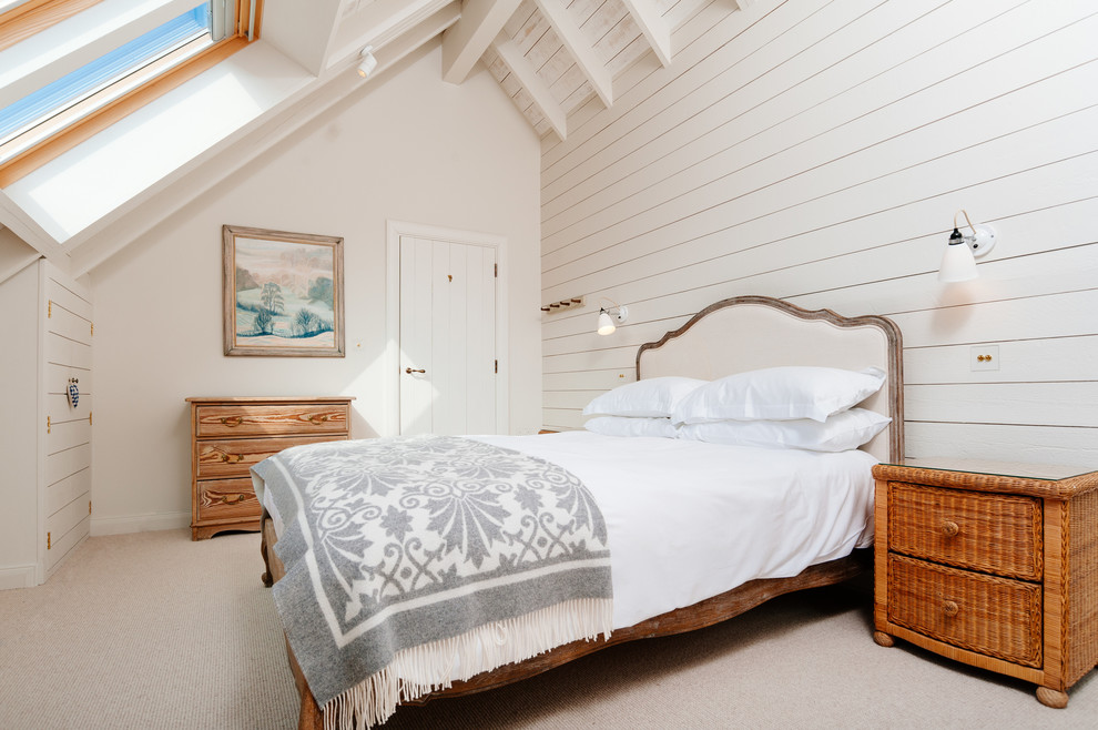 Свежая идея для дизайна: спальня в морском стиле с белыми стенами и ковровым покрытием - отличное фото интерьера