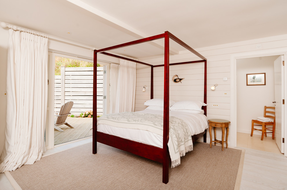 Идея дизайна: спальня в морском стиле с белыми стенами и светлым паркетным полом