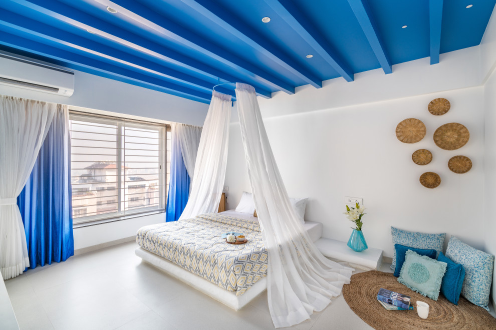 プネーにある地中海スタイルのおしゃれな寝室のレイアウト