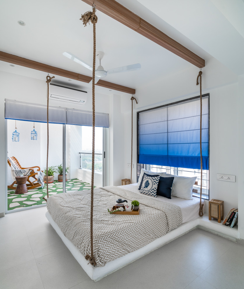 プネーにある地中海スタイルのおしゃれな寝室