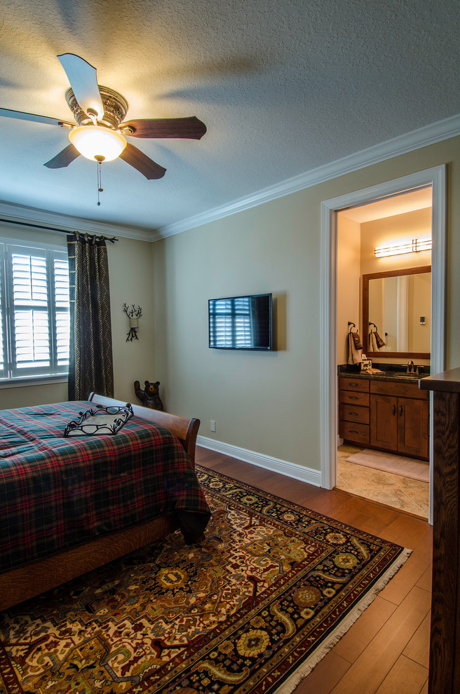 Cette image montre une chambre d'amis traditionnelle de taille moyenne avec un mur beige, un sol en bois brun, aucune cheminée et un sol marron.