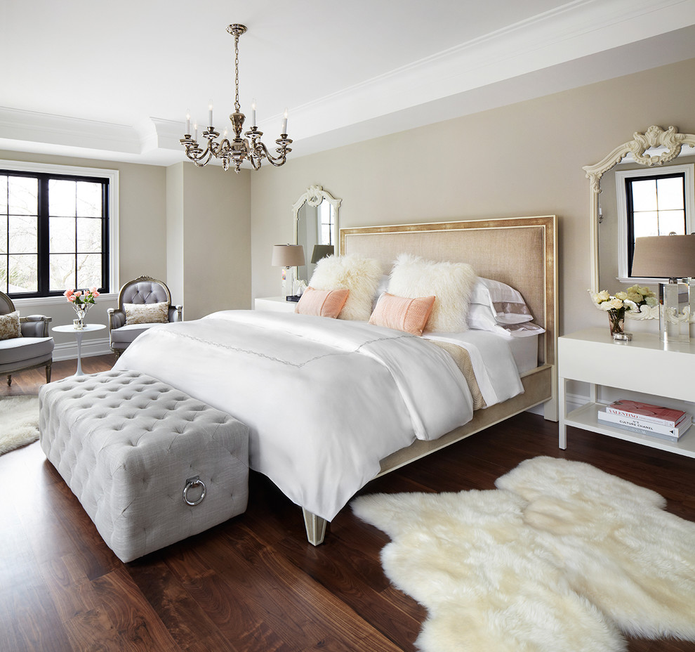 Klassisches Schlafzimmer mit beiger Wandfarbe und dunklem Holzboden in Toronto