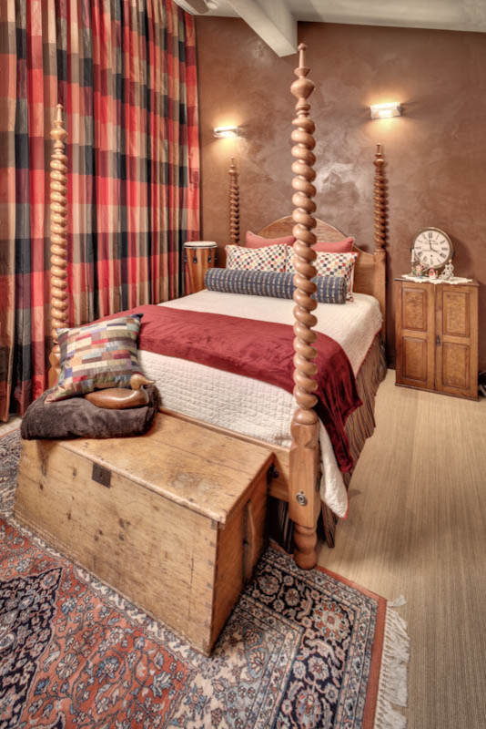 Foto de habitación de invitados rústica pequeña con paredes marrones y suelo de madera clara