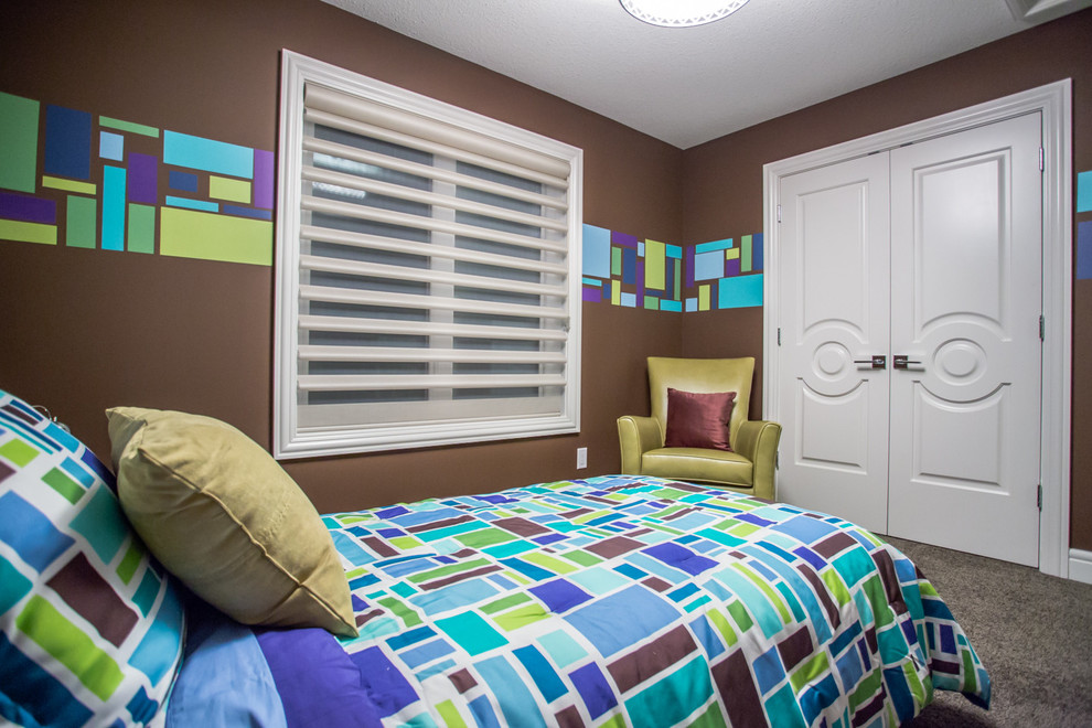 На фото: гостевая спальня (комната для гостей) в стиле неоклассика (современная классика) с ковровым покрытием