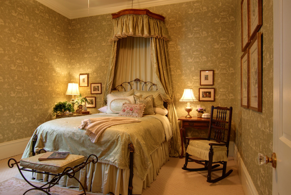 Modelo de habitación de invitados clásica de tamaño medio sin chimenea con paredes beige, moqueta y suelo beige