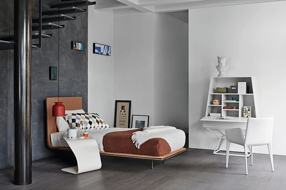 Esempio di una camera degli ospiti design di medie dimensioni con pareti grigie, parquet scuro e pavimento grigio