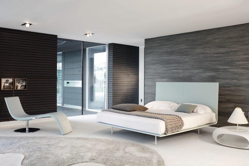 Пример оригинального дизайна: большая хозяйская спальня в стиле модернизм с серыми стенами, бетонным полом и белым полом