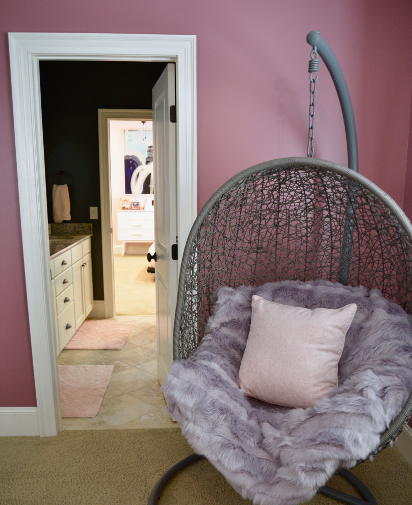 Ejemplo de dormitorio tipo loft vintage de tamaño medio con paredes rosas, moqueta y suelo beige