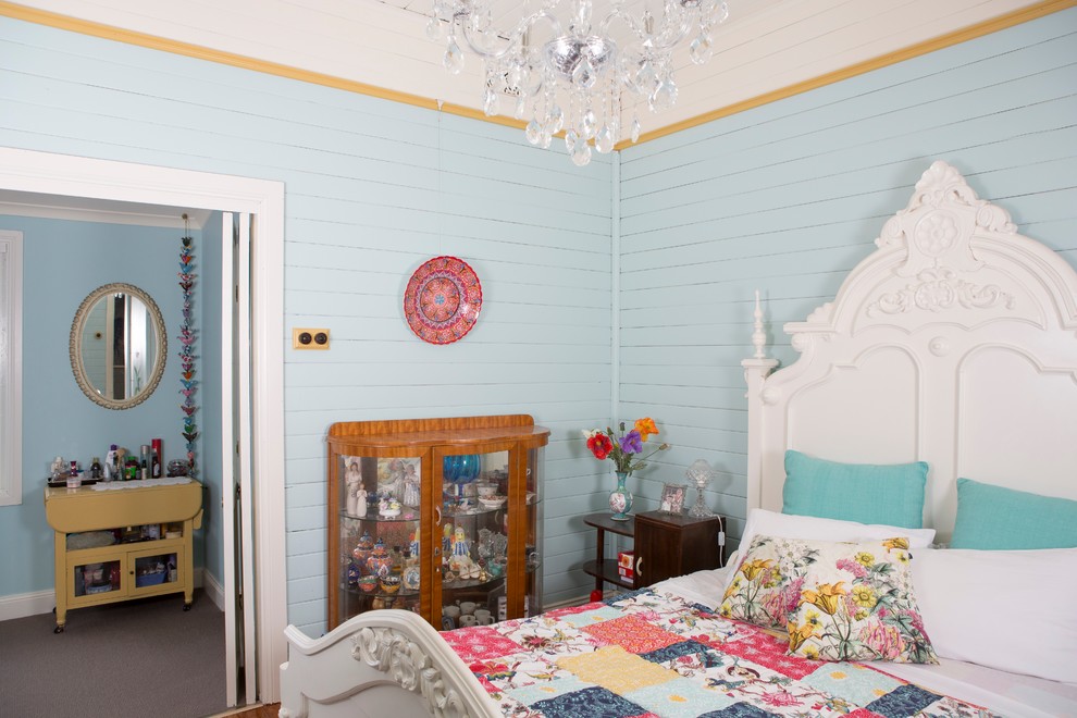 Foto de dormitorio romántico de tamaño medio con paredes azules y suelo de madera clara