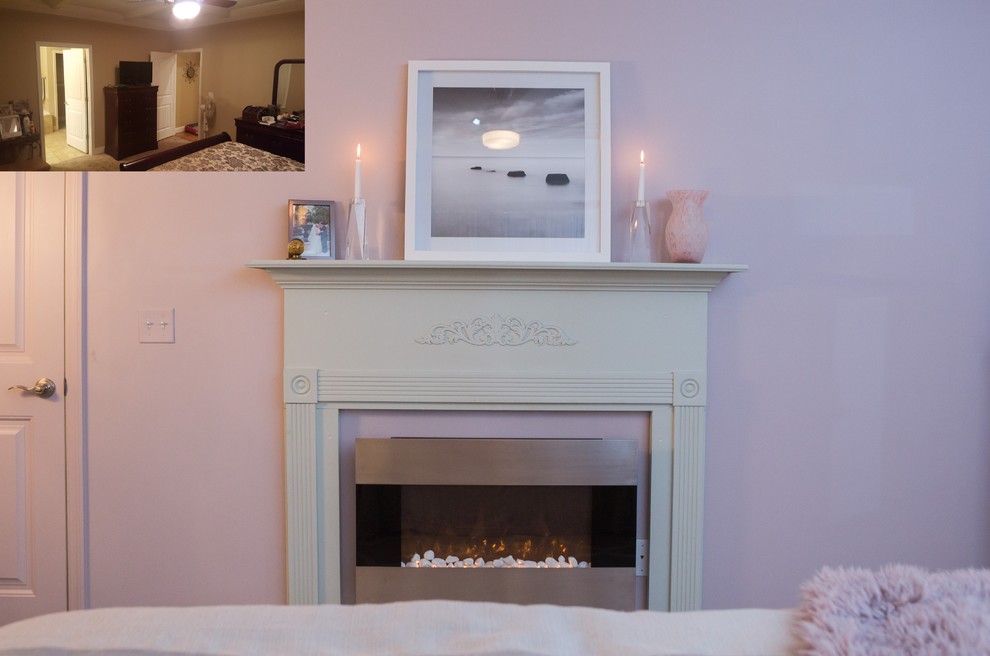 Foto di una camera da letto stile shabby di medie dimensioni con pareti rosa, moquette, camino classico e cornice del camino in legno