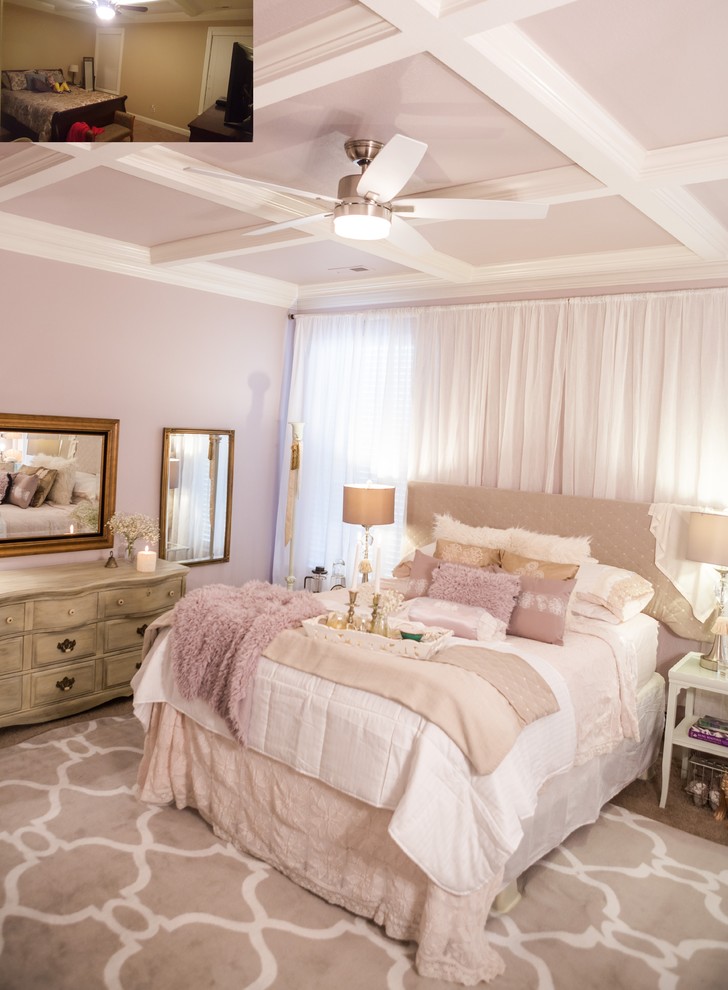 Mittelgroßes Shabby-Style Schlafzimmer mit rosa Wandfarbe, Teppichboden, Kamin und Kaminumrandung aus Holz in Sonstige