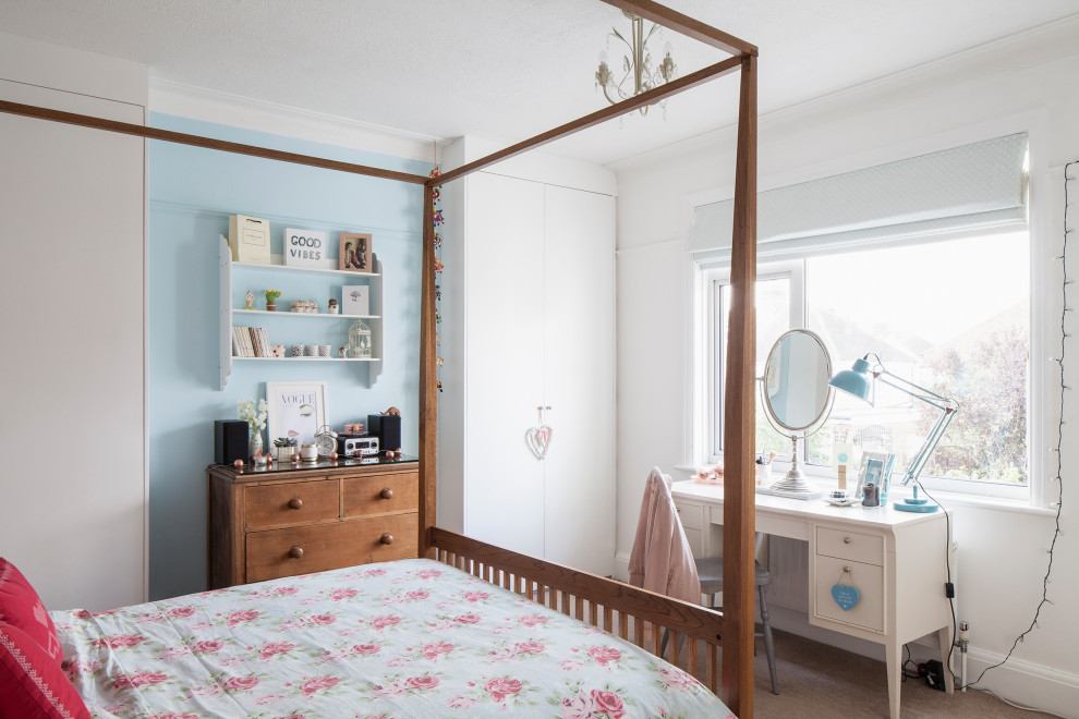 Источник вдохновения для домашнего уюта: спальня среднего размера в стиле шебби-шик с синими стенами, ковровым покрытием и бежевым полом