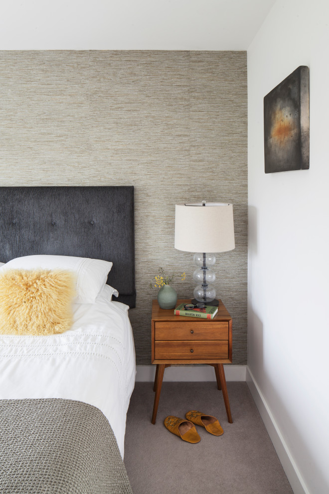 Modelo de dormitorio principal escandinavo grande con paredes beige, moqueta, suelo gris y papel pintado
