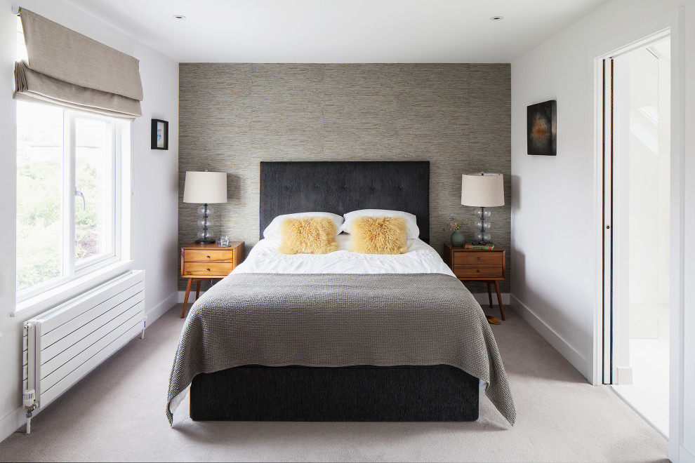 Стильный дизайн: большая хозяйская спальня в скандинавском стиле с белыми стенами, ковровым покрытием, серым полом и обоями на стенах - последний тренд