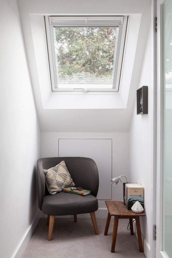 Идея дизайна: маленькая хозяйская спальня в скандинавском стиле с белыми стенами, ковровым покрытием, серым полом и обоями на стенах для на участке и в саду