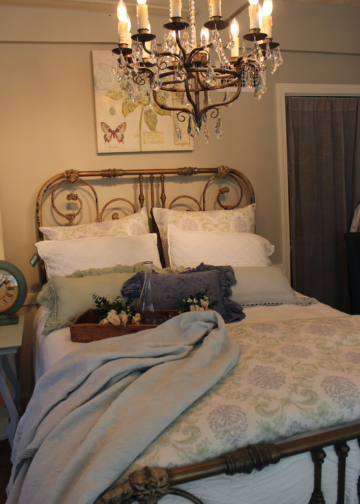 ボストンにある小さなビーチスタイルのおしゃれな客用寝室 (グレーの壁) のインテリア