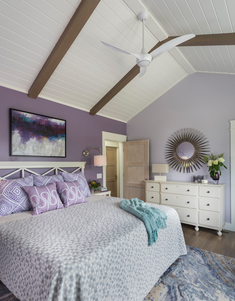 Idéer för ett maritimt sovrum, med lila väggar och mörkt trägolv