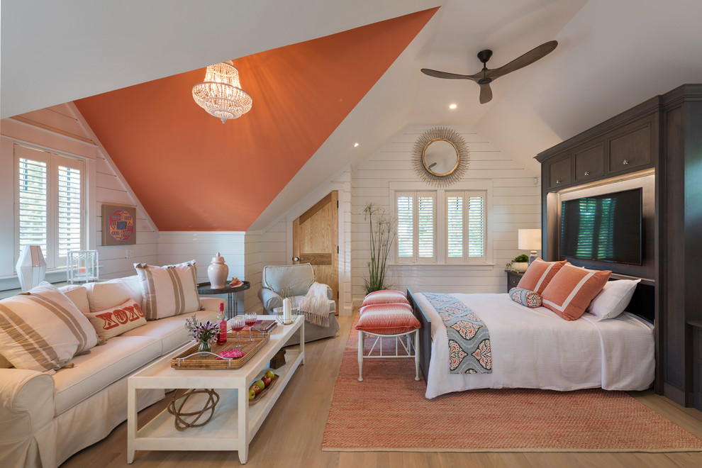 Maritimes Schlafzimmer mit weißer Wandfarbe, braunem Holzboden und braunem Boden in Providence