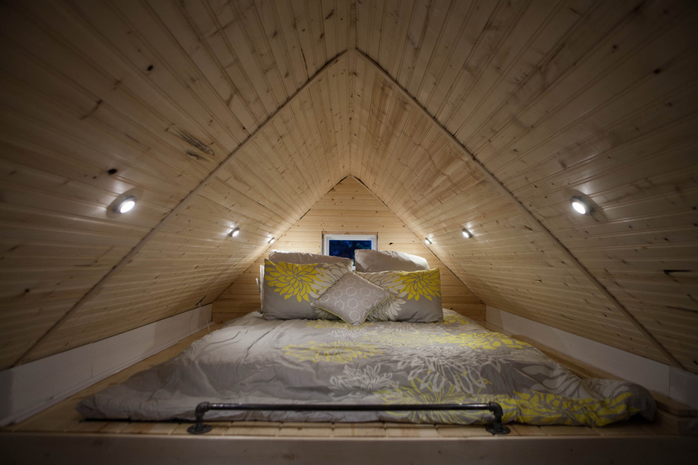オマハにある小さなトラディショナルスタイルのおしゃれなロフト寝室 (淡色無垢フローリング) のレイアウト